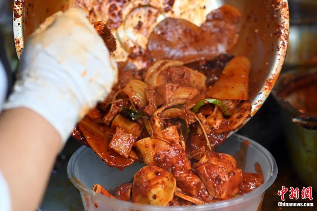 3月14日,甘肃天水,商家正在制作麻辣烫。九美旦增 摄