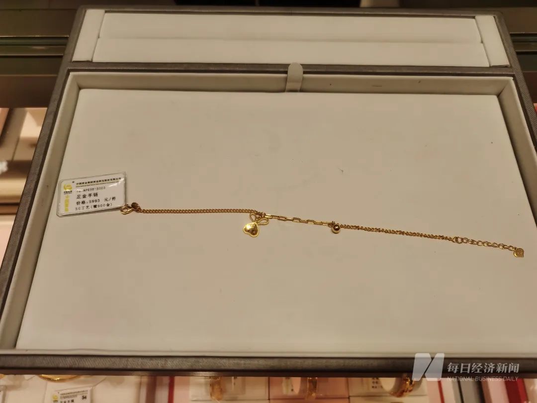 中国黄金某店铺内的金饰产品 图片来源：每经记者 孔泽思 摄