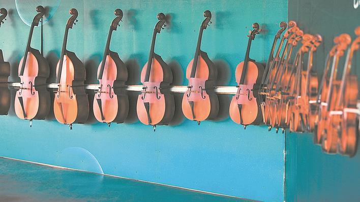 周窝音乐小镇的世界乐器博物馆内陈列着各种西洋乐器。