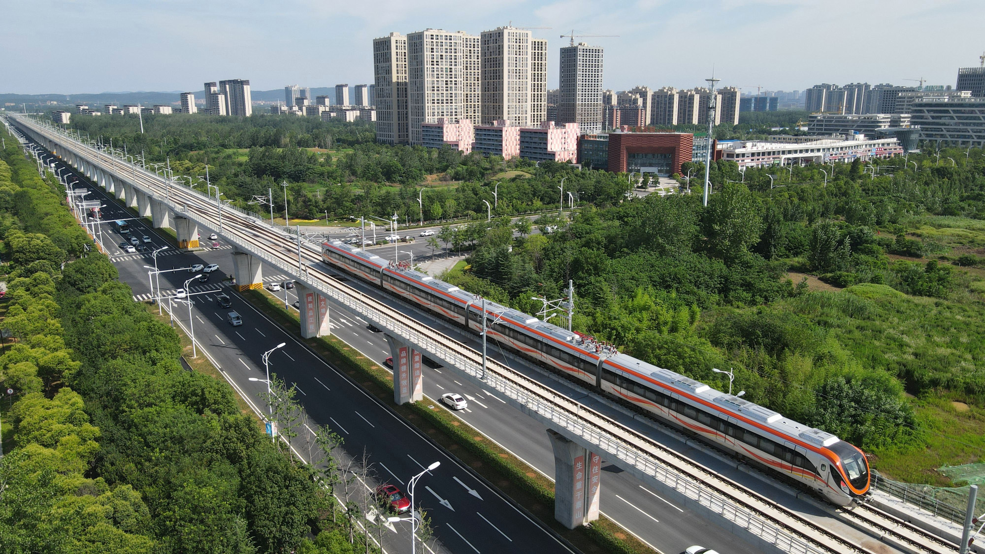 2023年6月28日，这是在滁州市拍摄的滁宁城际铁路列车。当日，滁宁城际铁路滁州段开通运营。新华社记者 刘军喜 摄