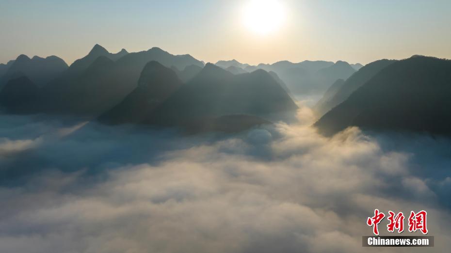 广西环江：喀斯特峰丛云海如仙境