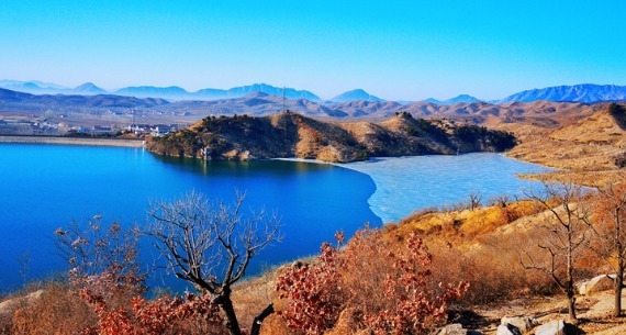 唐山:春湖微漾 半冰半水 动静之间赏美景河北涞水:农机助力春耕春种