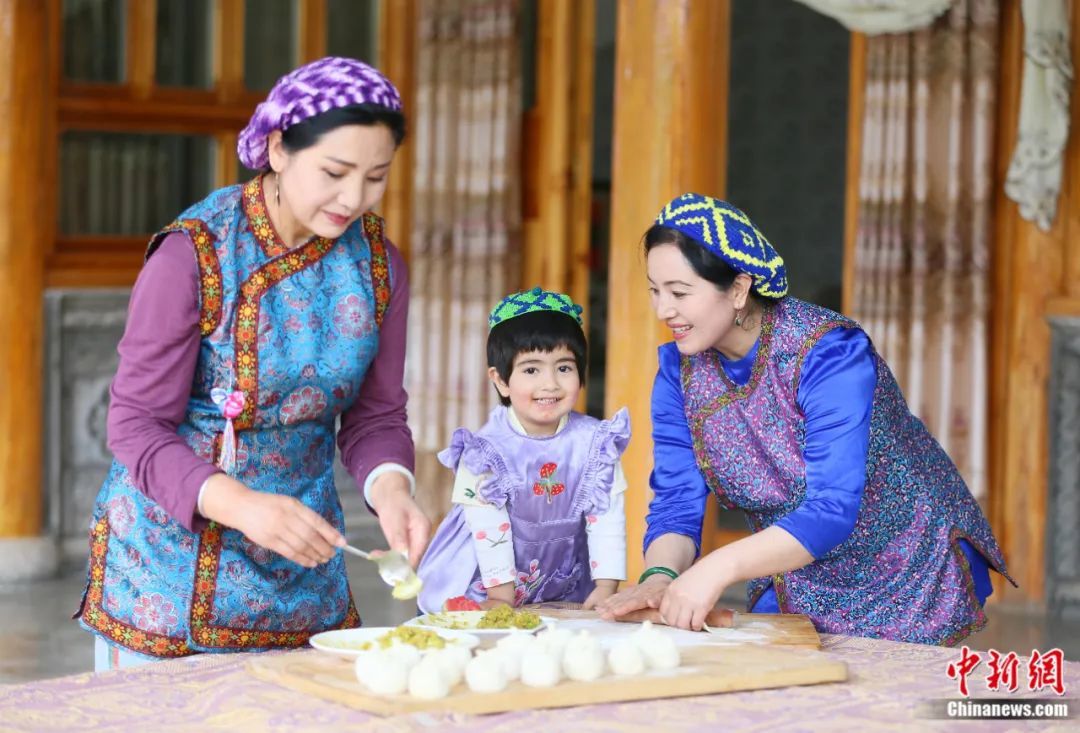 2022年5月25日,临夏州积石山县,保安族民众在制作民族美食麦穗包子。高展 摄