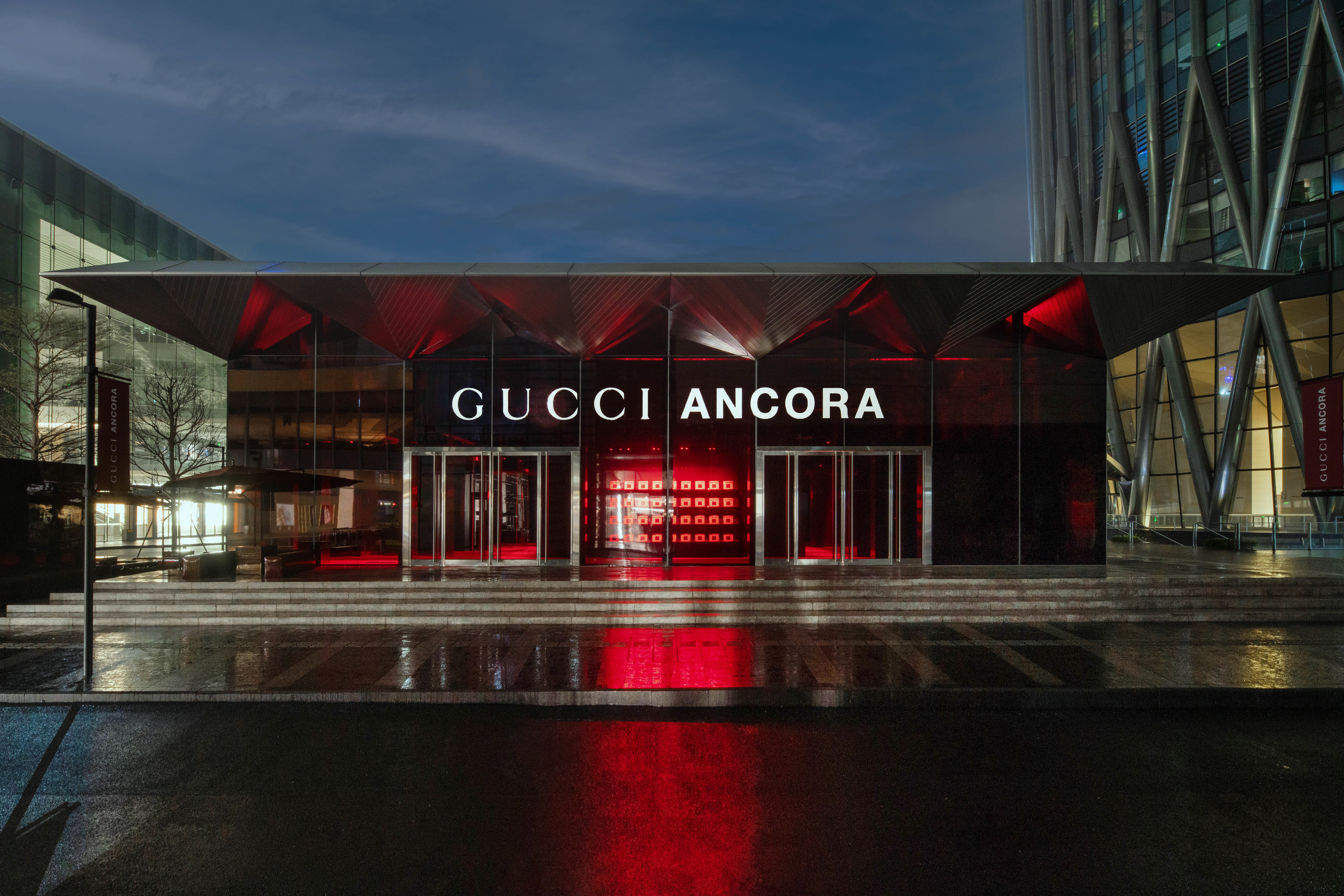 “Gucci Ancora 古驰安可拉红”同期登陆中国多城 品牌宣布在中国四城举办特别活动,以迎接创作总监 Sabato De Sarno 的首秀系列