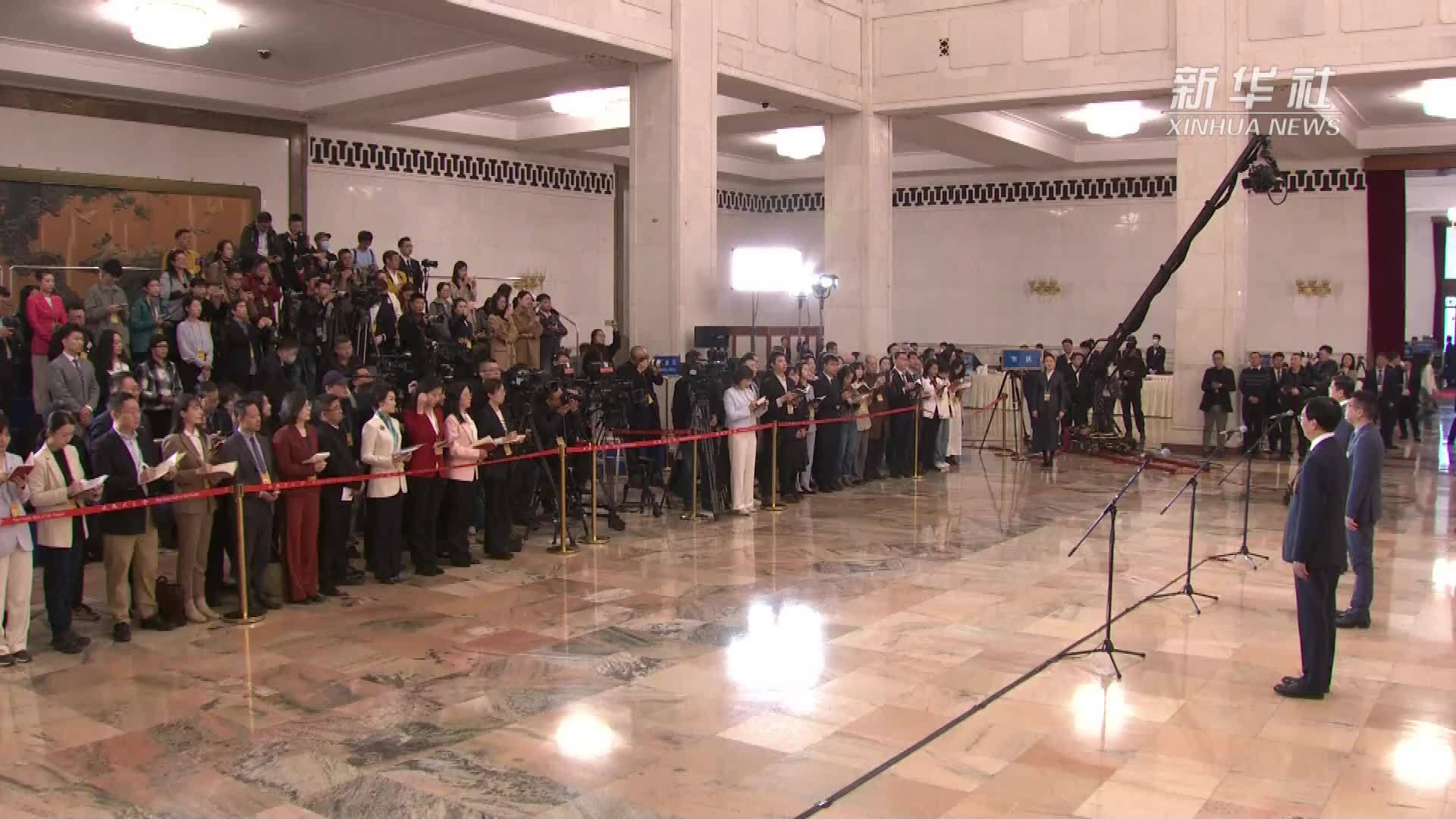 两会速递｜朱松纯委员：赢得通用人工智能的科技竞争 关键在人才