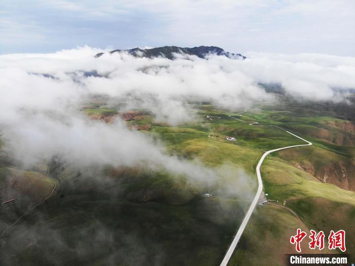 图为夏日甘肃肃南县祁连山区雨后云雾缭绕似画卷　(资料图)　杨艳敏　摄