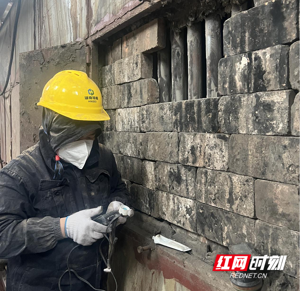 2月22日，省特检院衡阳分院检验员在进行锅炉内部检验。.png