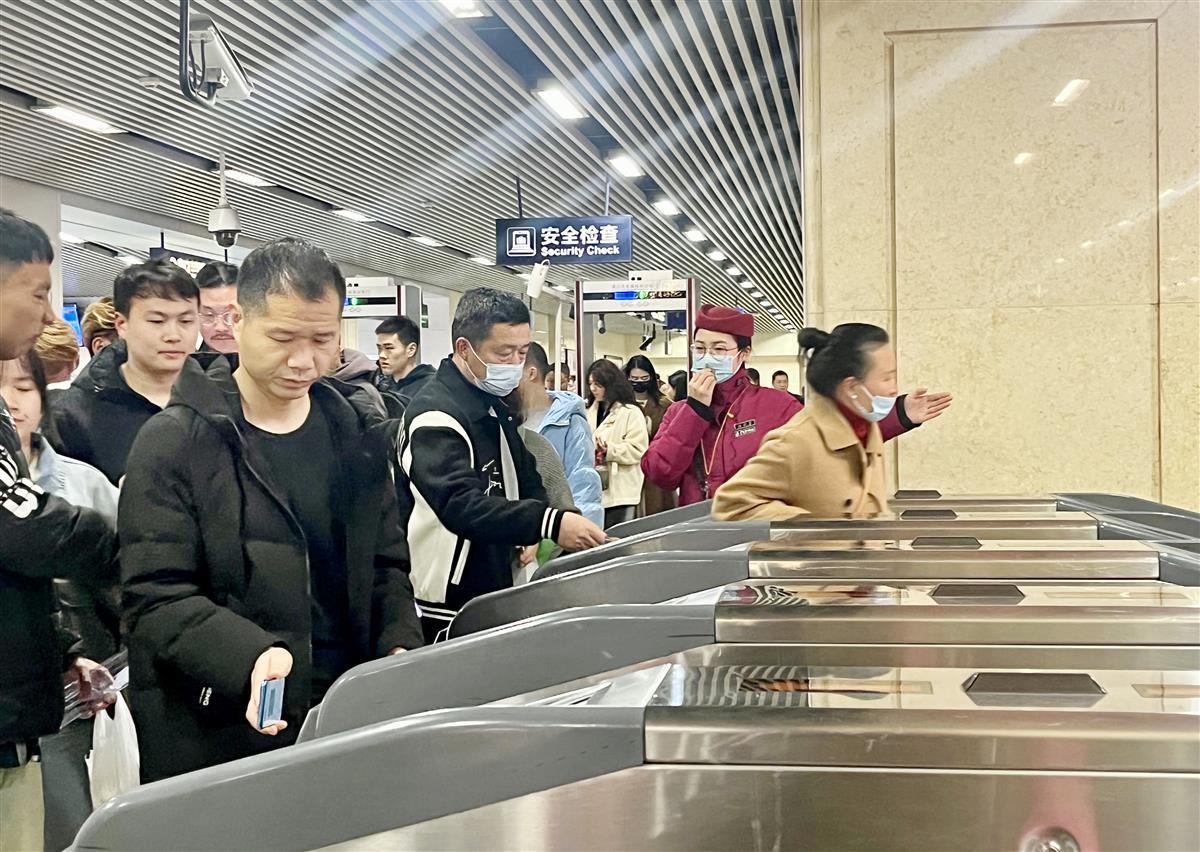 武汉地铁日客运量今年首破500万 本周末多条线路提升运力凤凰网湖北_凤凰网