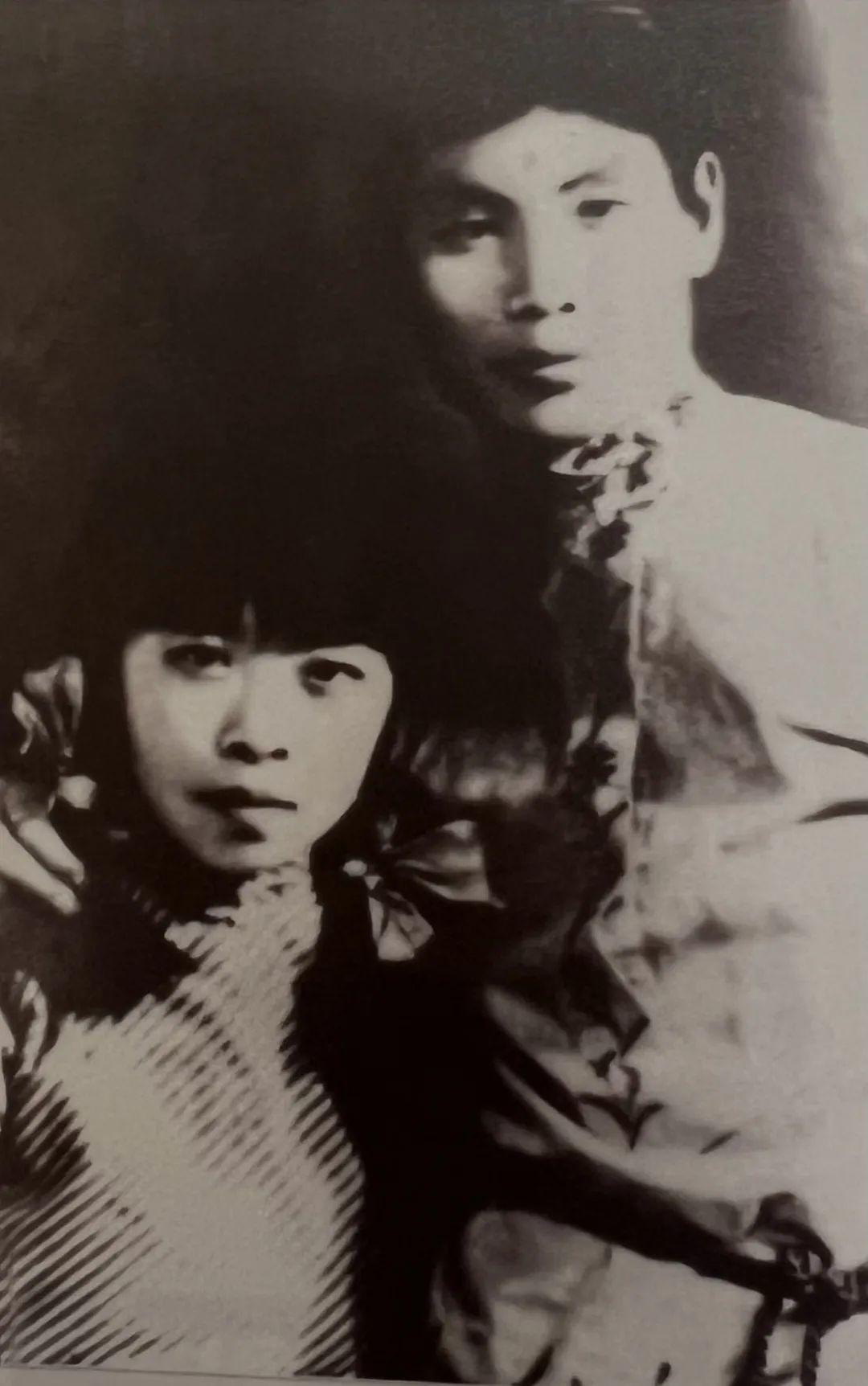 1934年6月，二萧离开哈尔滨之前 ▲图片来源 季红真《萧红大传》（人民文学出版社2021年）