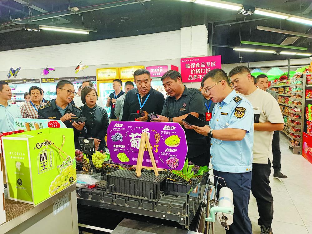 区政协开展食品安全视察监督活动。