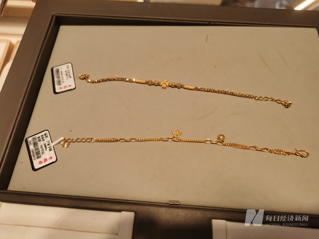 老凤祥某店铺内的金饰产品 图片来源：每经记者 孔泽思 摄