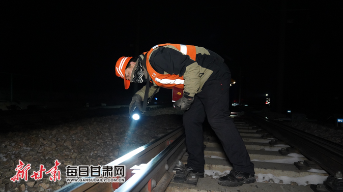 柳常财在检查道岔