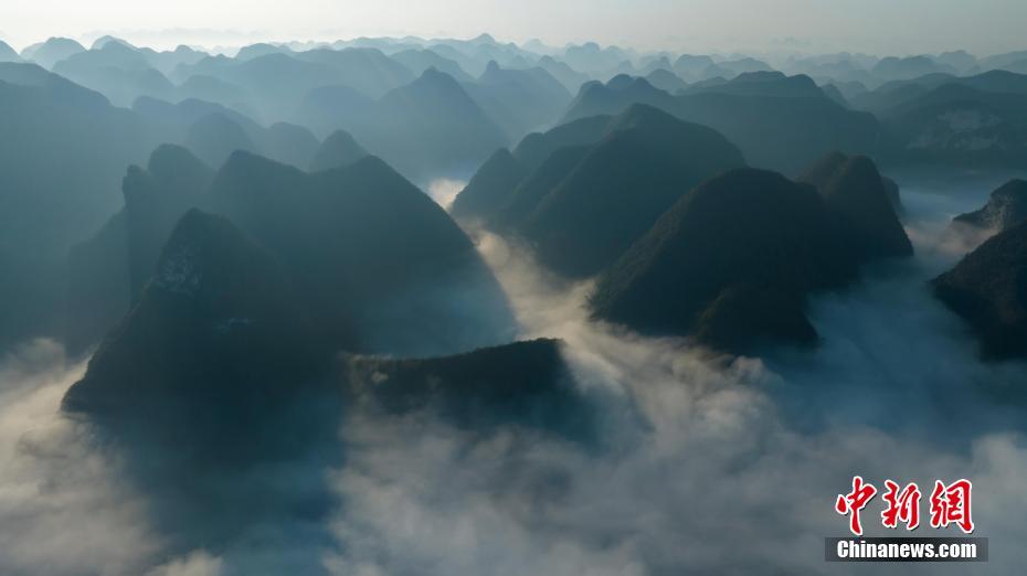 广西环江：喀斯特峰丛云海如仙境