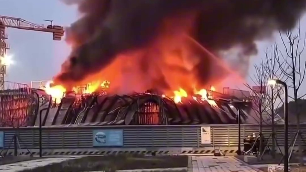 上海奉贤一工地突发大火浓烟滚滚