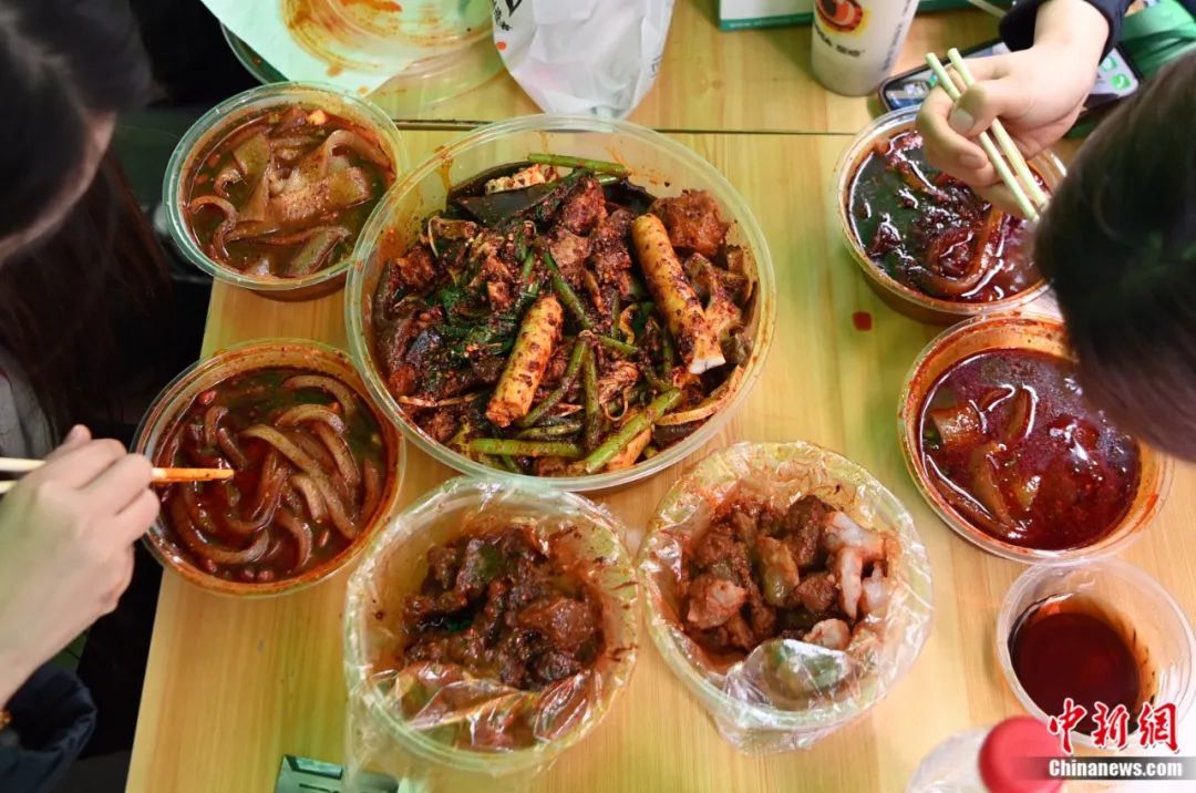 3月14日,甘肃天水,游客品尝麻辣烫。近日,甘肃天水麻辣烫在网络平台火爆,吸引全国各地众多游客前来品尝。九美旦增 摄