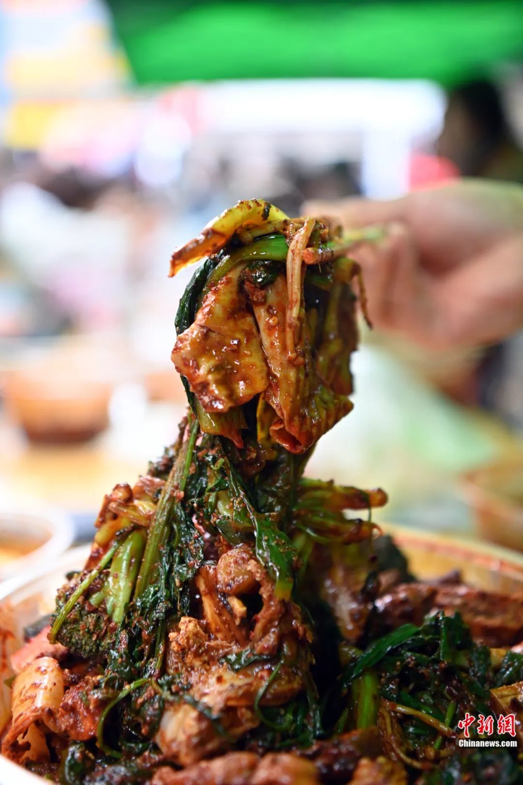 3月14日,甘肃天水,游客正在品尝麻辣烫。九美旦增 摄