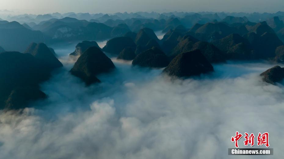 广西环江：喀斯特峰丛云海如仙境