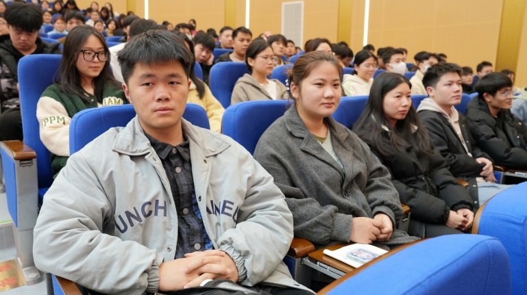 江西环境工程职业学院党委书记钟传宇为师生上“开学就业第一课”