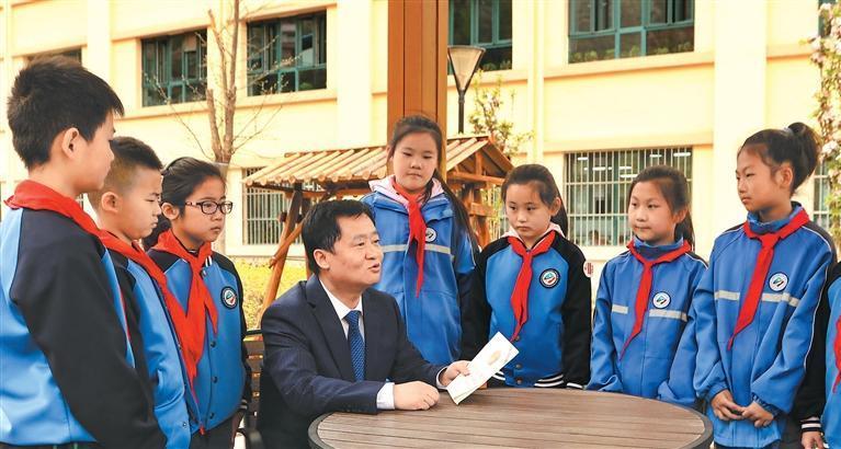 陈灿（中）在兰州市城关区南山路小学宣传未成年人保护法