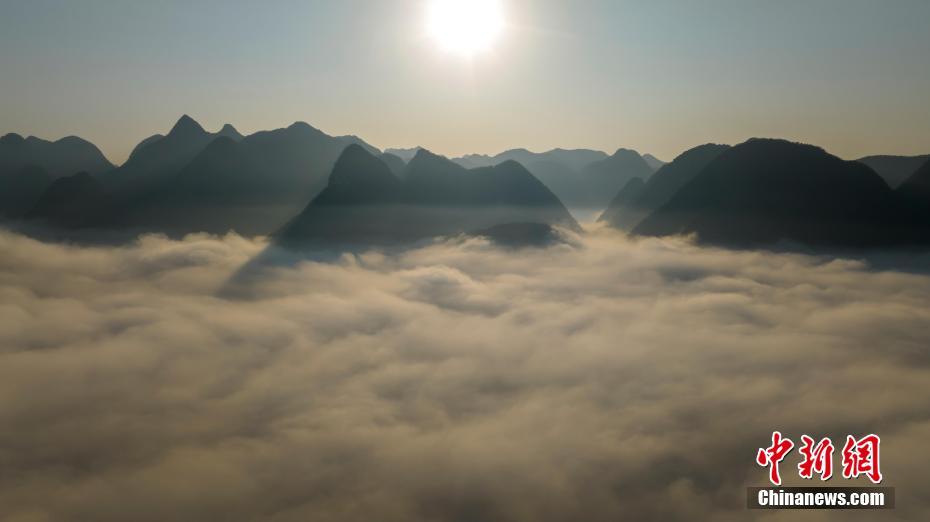 广西环江：喀斯特峰丛云海如仙境