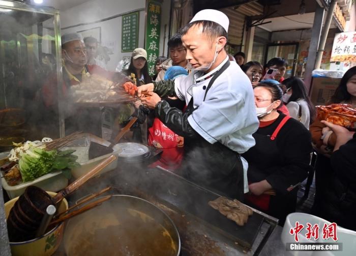 3月14日，甘肃天水，商家正在制作麻辣烫。 中新社记者 九美旦增 摄