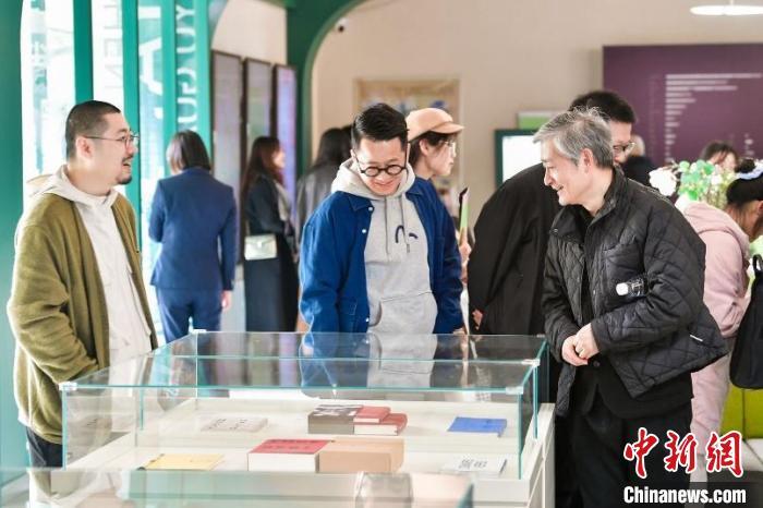 “文都阅美·世界最美文学书展”聚集了数百种最美书籍供好书人观赏。南京创意中心供图
