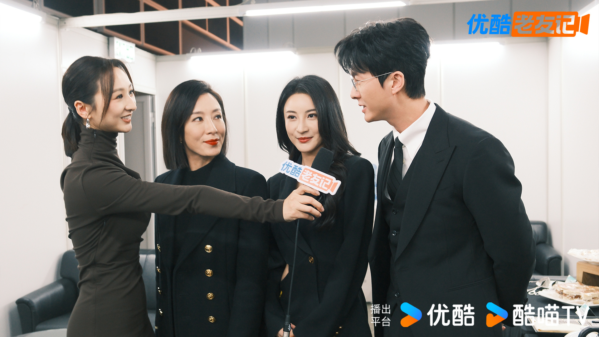 杨茜尧（左二）、王浩信（右一）、林夏薇（右二）接受高海宁采访