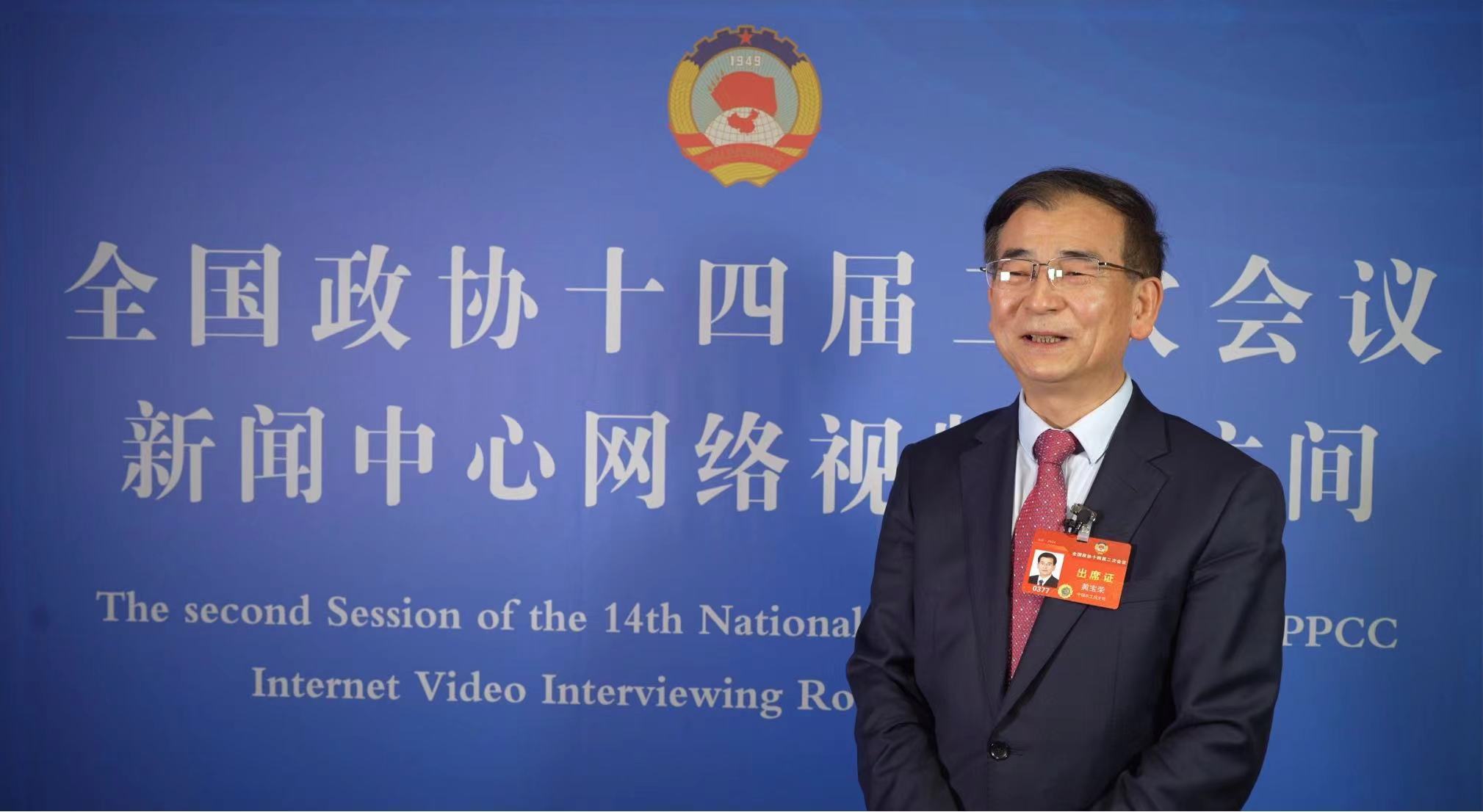 全国政协委员、甘肃省工业和信息化厅副厅长黄宝荣　人民网记者　张力洋　摄