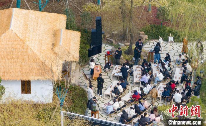 来自不同学院的同学们在“印象梅庵”草庐前学习“绒花制作技艺”，品味自然，感受传统文化之美。泱波 摄