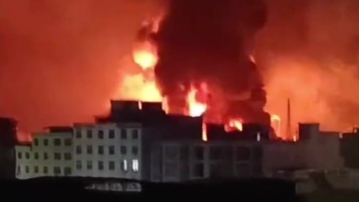 湖北一电子厂失火殃及隔壁公司致连环爆炸目击者大楼都在震