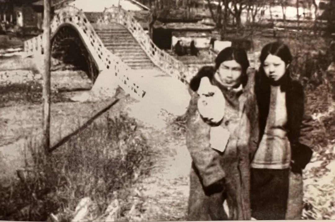 1932年秋，二萧摄于中央公园▲图片来源季红真《萧红大传》（人民文学出版社2021年）