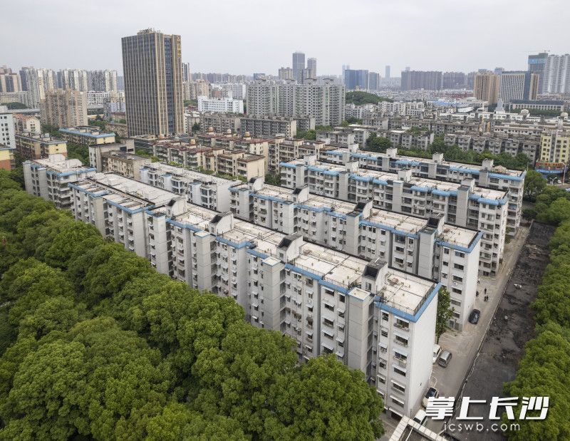 位于芙蓉区的省检察院宿舍小区12栋25个单元陆续完成加装电梯。  长沙晚报全媒体记者 郭雨滴 摄