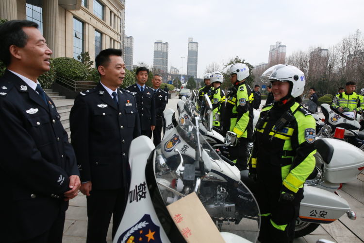 宝鸡市公安局交警支队举行执法执勤警用装备发放仪式