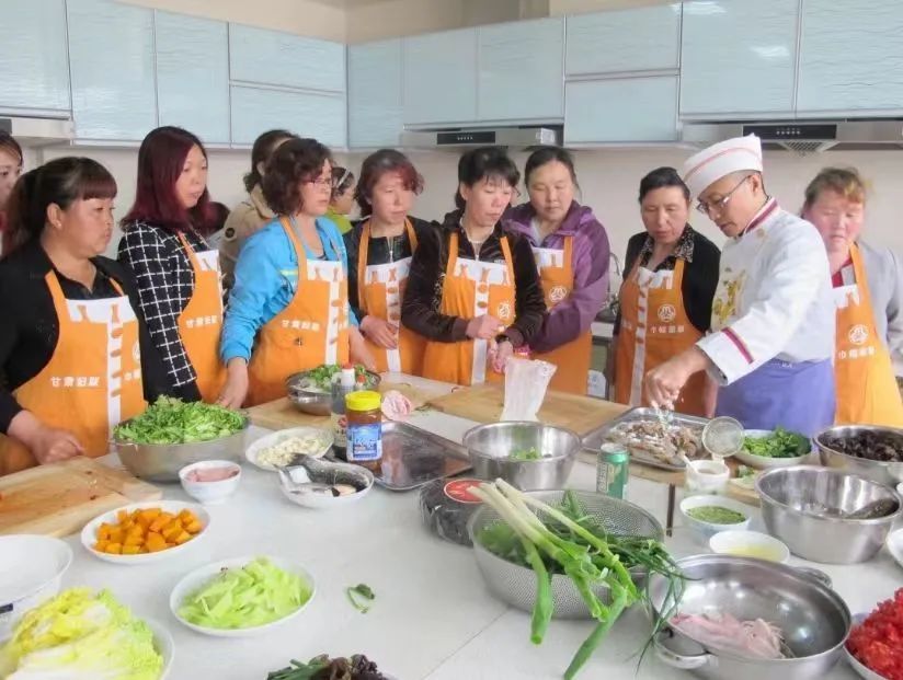 图片来源：甘肃省人社厅/“陇原妹”开展家政服务培训