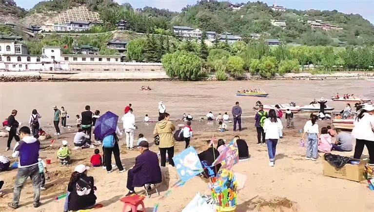 市民游客尽享黄河之滨美丽风景