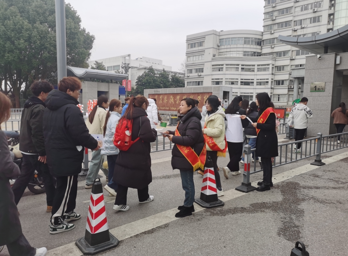 邮储银行镇江市分行开展3&middot;15消费者权益保护征信宣传教育活动