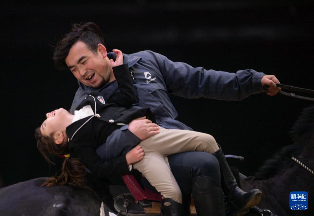 3月7日,在汗血马基地,希尔扎提抱着夏克拉一起骑马.