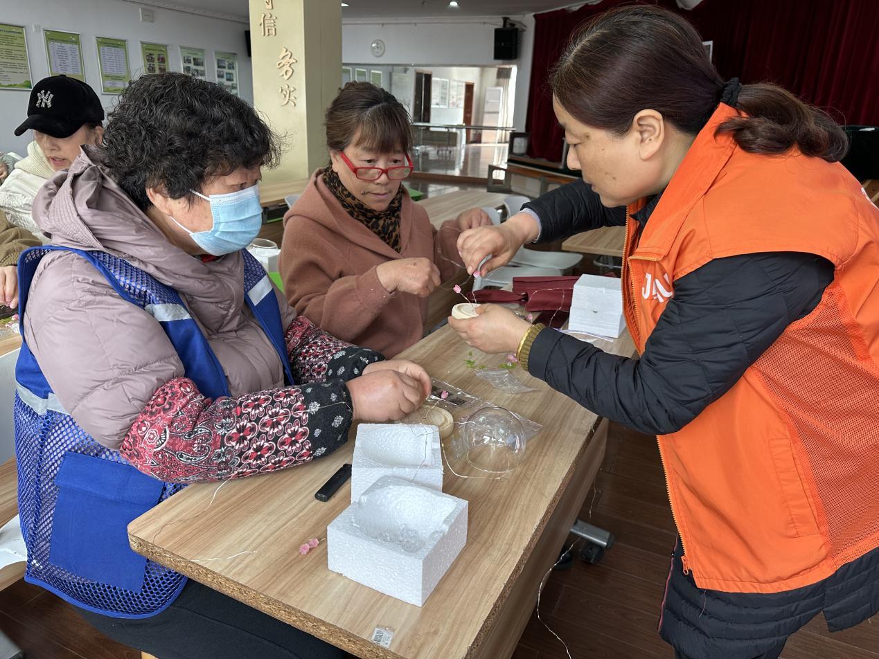 巧手巾帼点亮绿色生活鄞州常青藤社区开展妇女节手工夜灯diy活动
