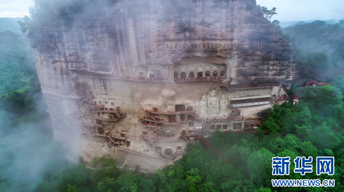 烟雨笼罩下的麦积山石窟(资料图片) 新华社记者 郎兵兵 摄
