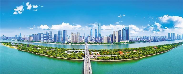 图 岳麓山、湘江水、橘子洲、长沙城构成独特的“山水洲城”风貌。邹 麟摄（中经视觉）