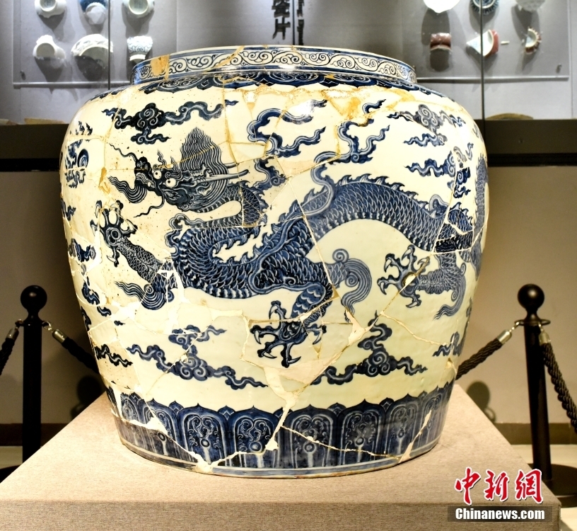 在江西景德镇市中国陶瓷博物馆展厅内，展示修复完整的明代“青花大龙缸”。图/CNSphoto 朱定文 摄