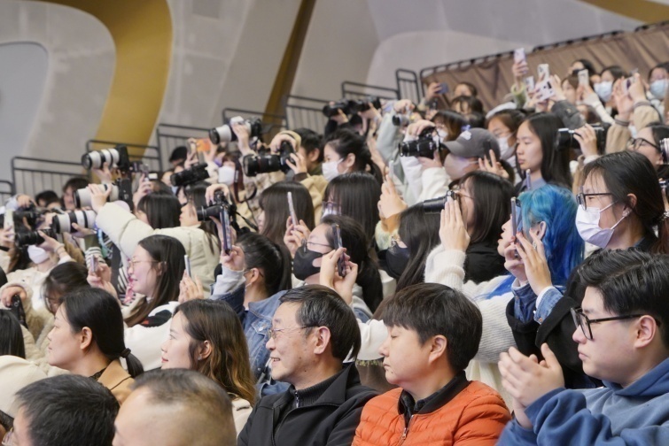 观众都是“拍客”