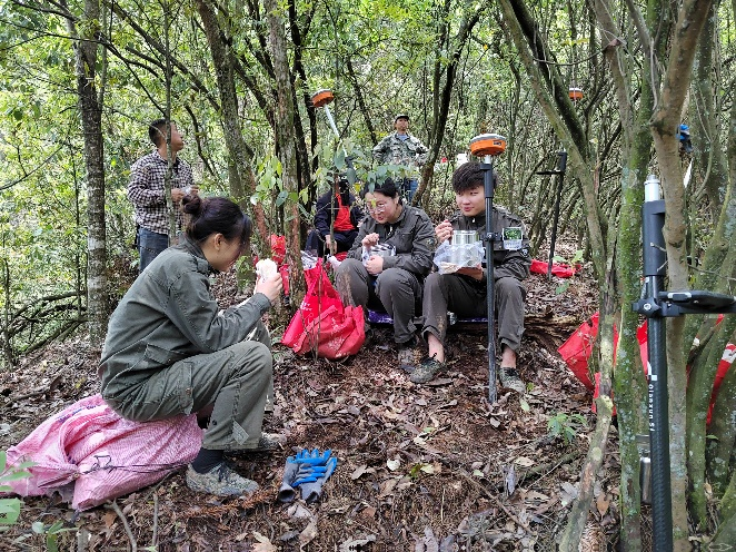 轮班工作，就地吃饭可以节省出大量的工作时间。 （图/黄桑自然保护区管理处）