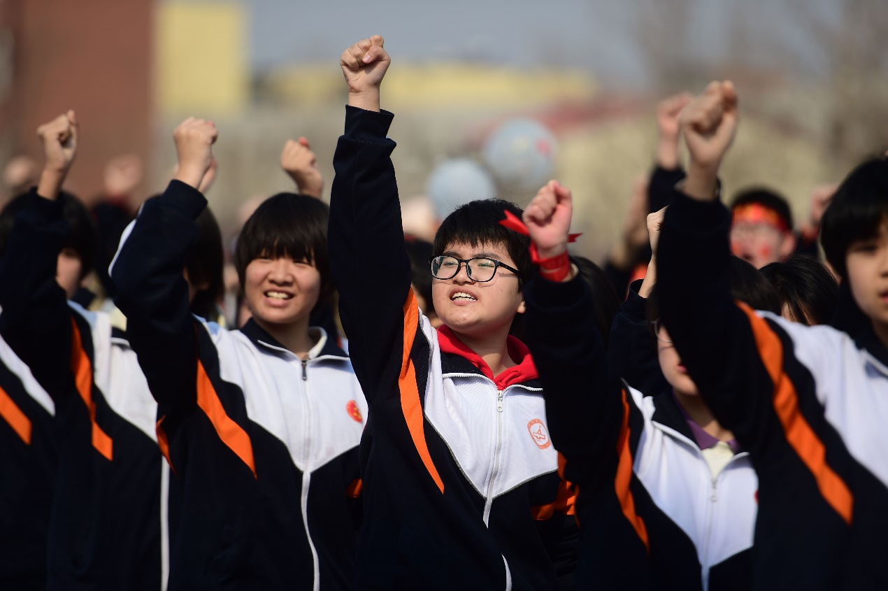 沧州第八中学初三19班的学生，向着中考发出铮铮誓言。