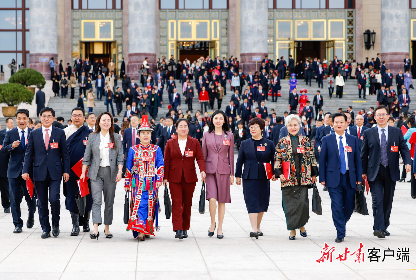 3月11日下午，十四届全国人民代表大会第二次会议在人民大会堂胜利闭幕，在甘全国人大代表步履坚定地走出会场。新甘肃&middot;甘肃日报记者　孟捷