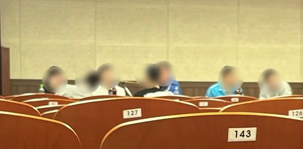 韩军相关动态的账号“代替陆军训练所传达”爆料称，本月4日至14日美韩大规模联合军演期间，有韩国陆军军官不顾军纪，在演习基地和队员聚餐喝酒 图源：韩媒