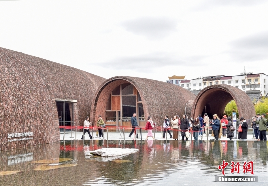 游客参观游览御窑博物馆。图/CNSphoto 胡敦煌 摄