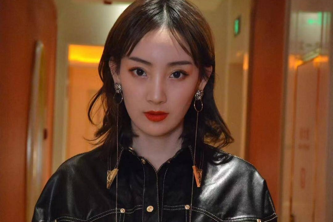 主持人马卉直播画面被指疑似含不雅照，本人回应：是油画，被恶意引导剪辑_凤凰网