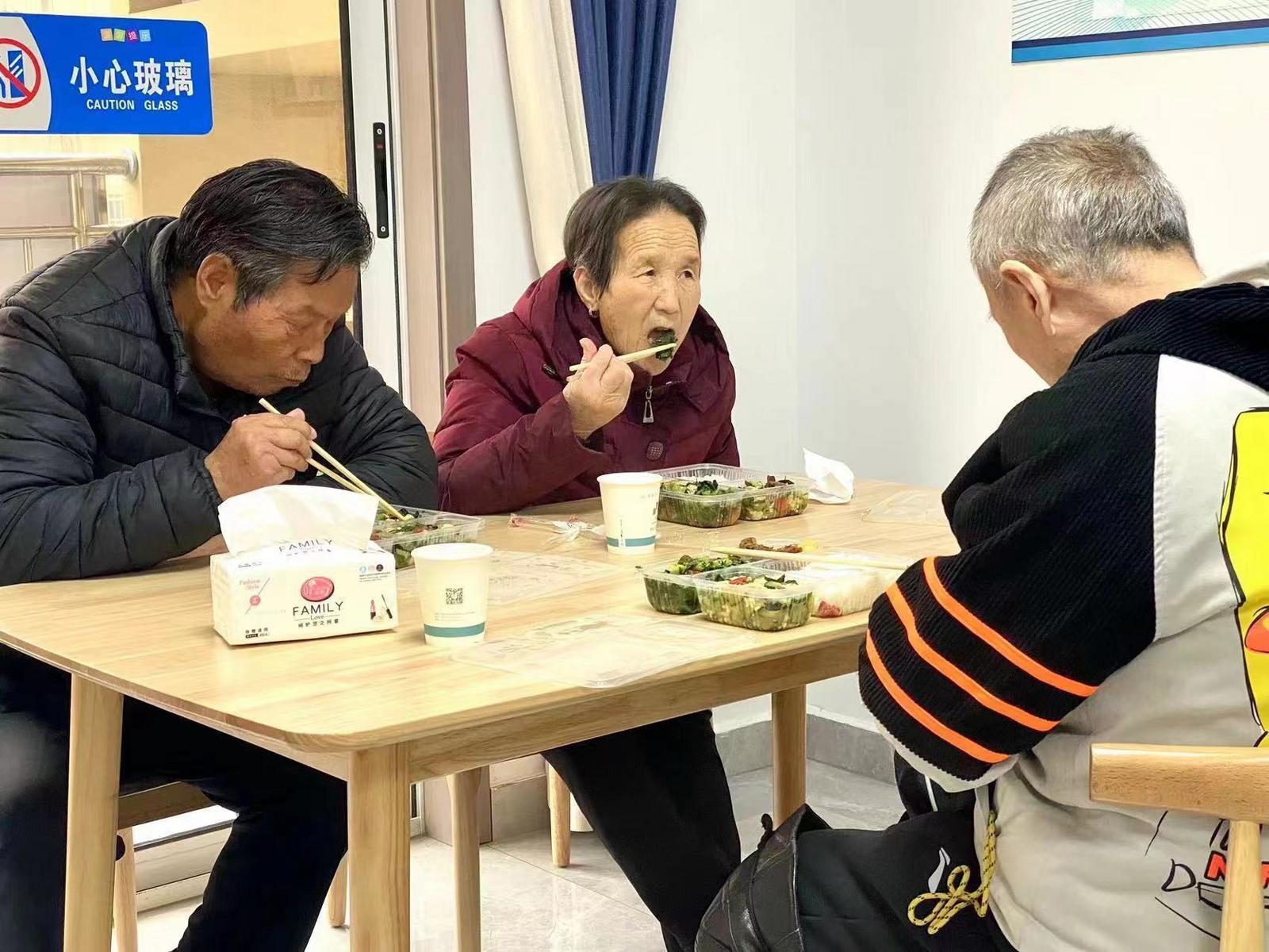 暖心闻:营养午餐解决老人吃饭难题