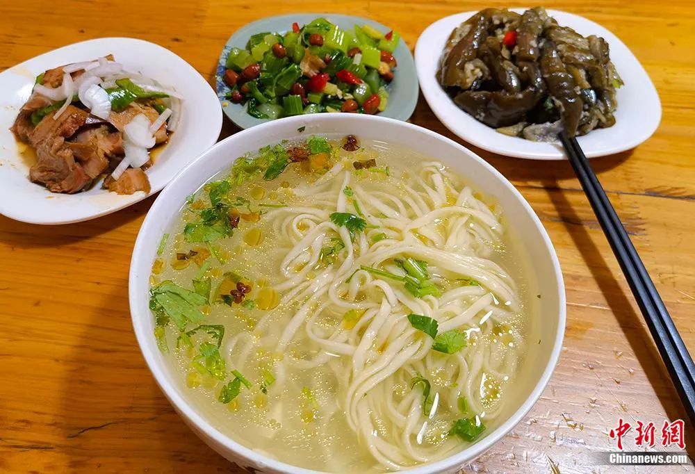 图为甘肃特色美食浆水面和配菜 刘玉桃 摄